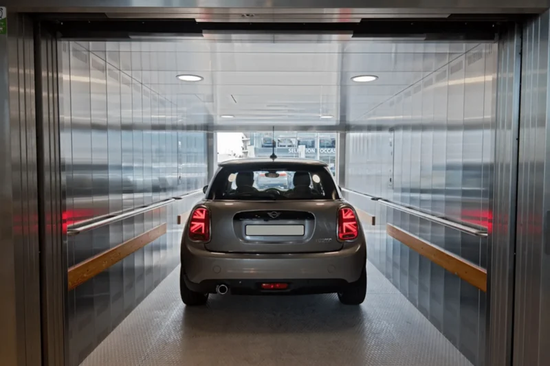Auto in der Edelstahlkabine eines Autoaufzugs
